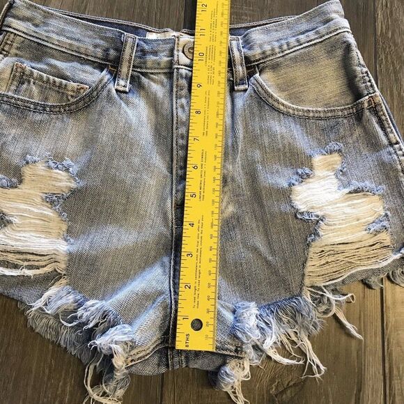 Hollister Denim Jean Shorts Distressed Light Washed Raw Edge Size 1 W25 - Picture 6 of 12